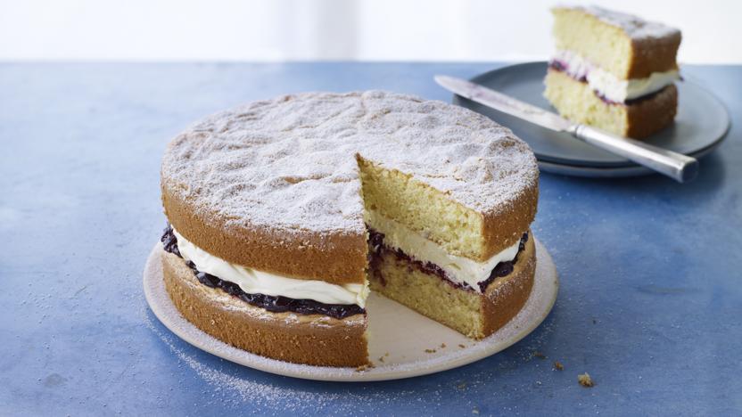 Génoise sponge with blueberry compôte and vanilla cream