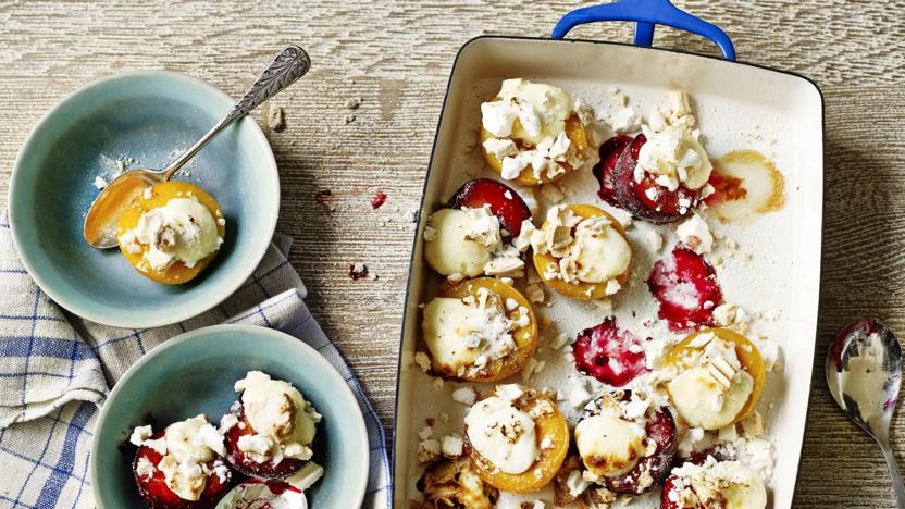 Baked plums with mascarpone