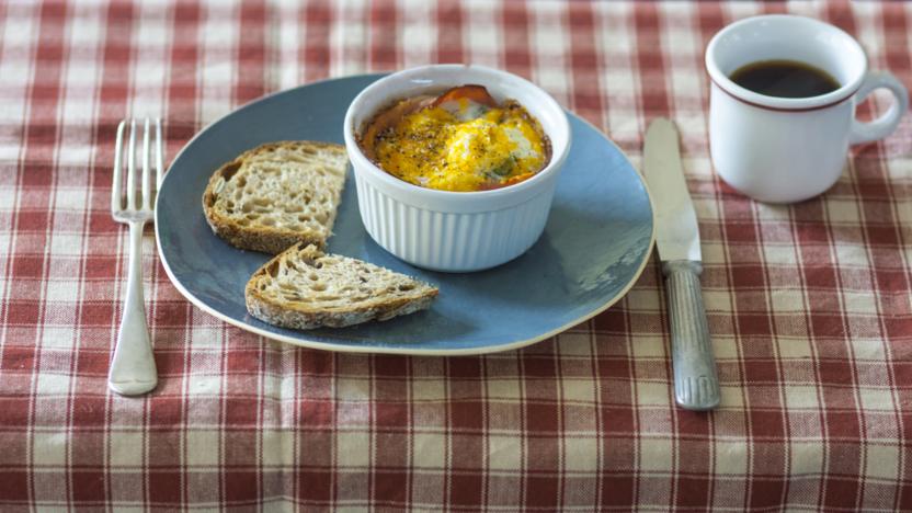 Baked ham and egg pots