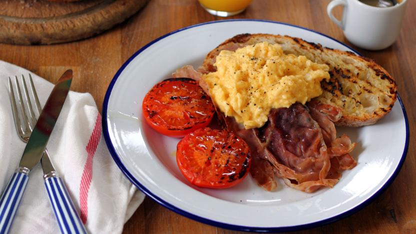 Ham and eggs with grilled tomato