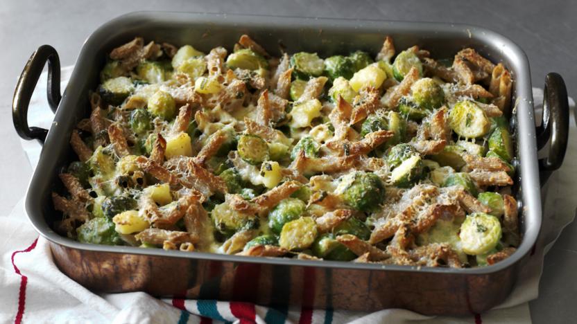Hearty wholewheat pasta with Brussels sprouts, cheese and potato