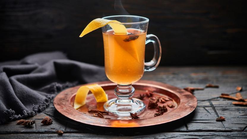 https://ichef.bbci.co.uk/food/ic/food_16x9_832/recipes/hot_toddy_45957_16x9.jpg