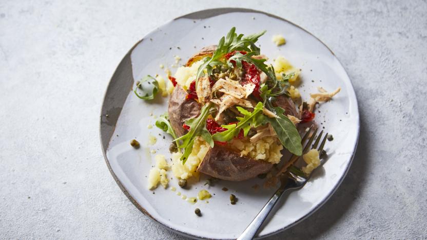 Jacket potato with tuna and sun-dried tomatoes