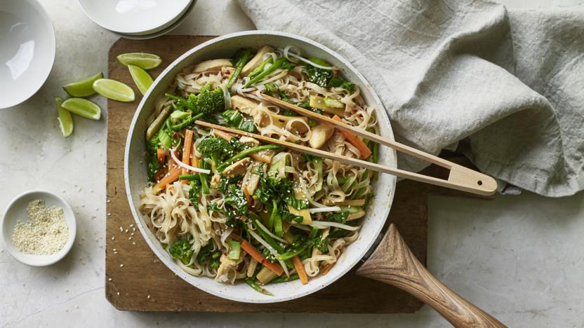 Low-FODMAP chicken and vegetable satay noodles 