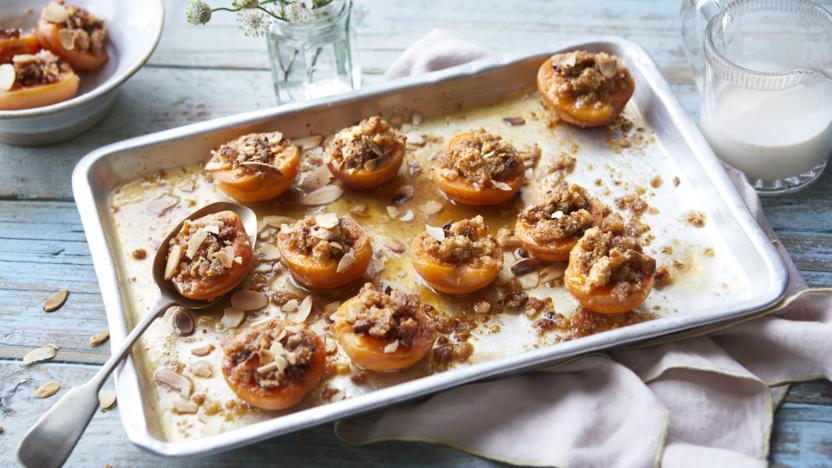 Roast apricots with Marsala and almonds 