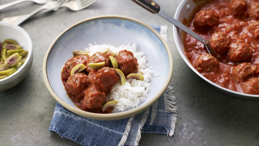 Meatballs in tomato sauce with cinnamon and cumin (Soutzoukakia)