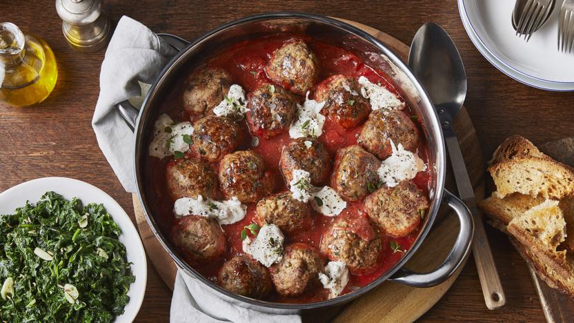 Meatballs in tomato sauce with burrata and crostini