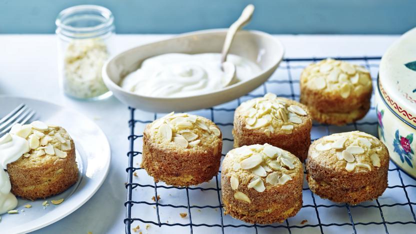 Mini apple and almond cakes