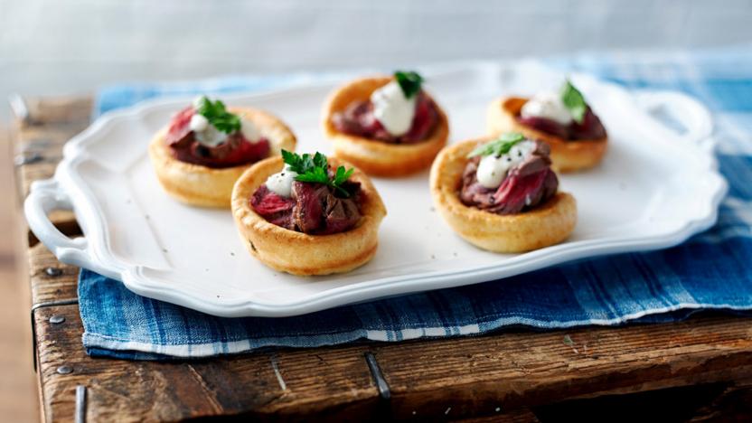 Mini Yorkshire puddings with roast beef and horseradish 