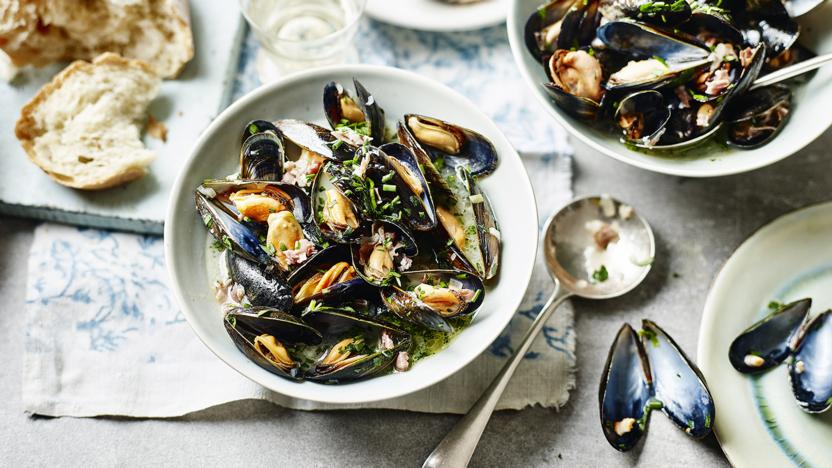 Mussels with Bayonne ham and shallots