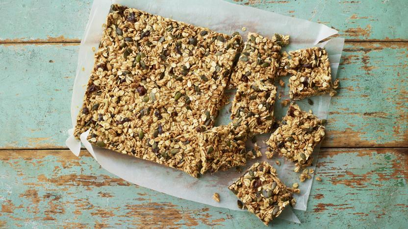 No-bake fruity oat bars