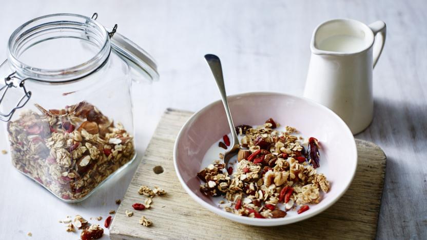 Oat, maple and nut granola 