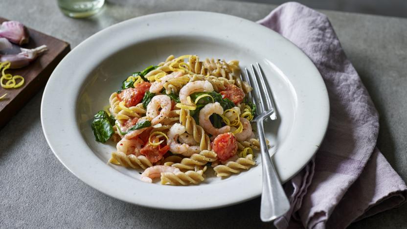 One pot prawn, spinach and tomato pasta 