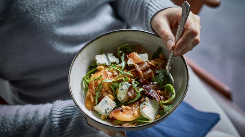 Pan-fried pear salad with pancetta, gorgonzola and a warm dressing