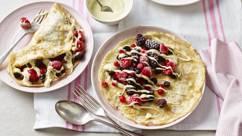 nyt år Selskab Nu Pancakes with berries and white chocolate recipe - BBC Food