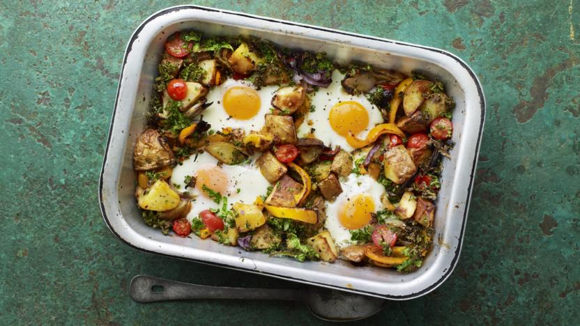 Potato hash with tomatoes, pepper and kale