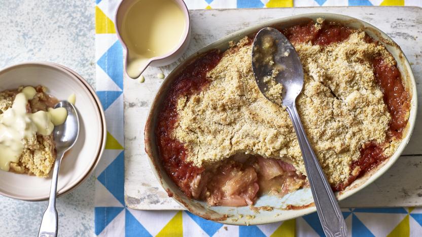 Spiced rhubarb crumble