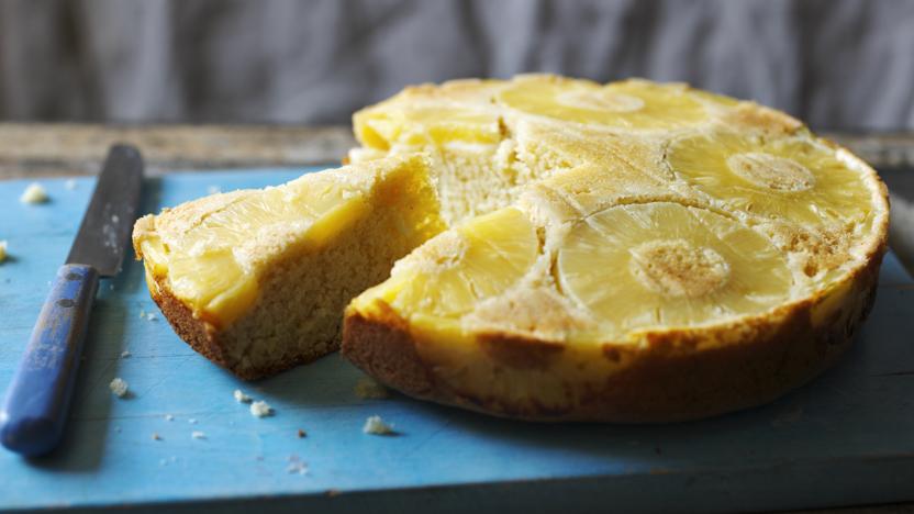 Rum-flavoured pineapple upside-down cake