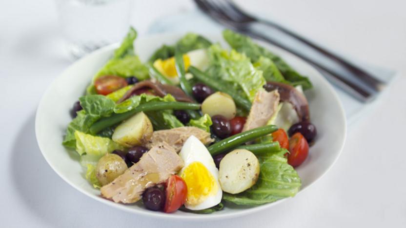 https://ichef.bbci.co.uk/food/ic/food_16x9_832/recipes/saladenicoise_6572_16x9.jpg