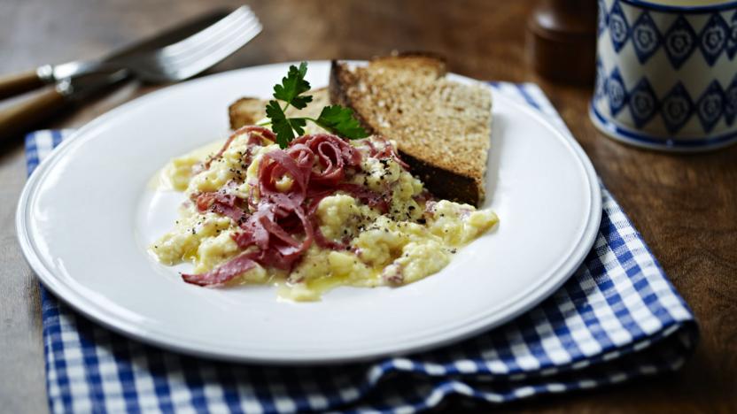 Scrambled eggs with pastrami