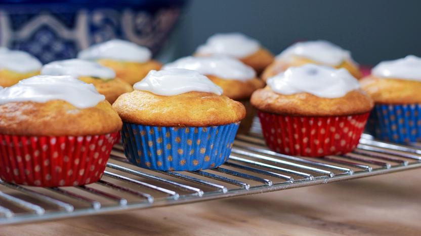 Skinny lemon cupcakes with drizzly icing