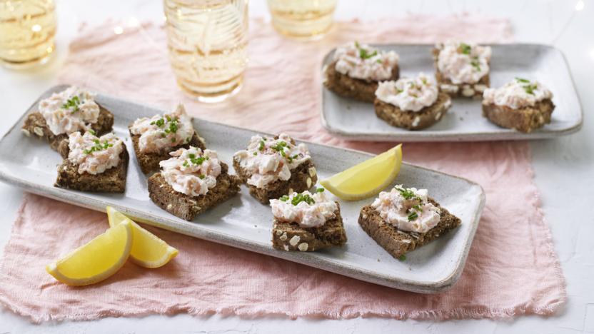 Easy smoked salmon and cream cheese canapés