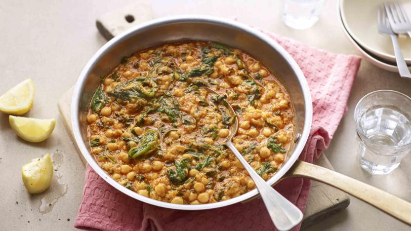 Spinach and chickpeas with bread
