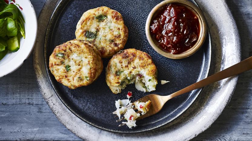 Smoked salmon fish cakes recipe - BBC Food