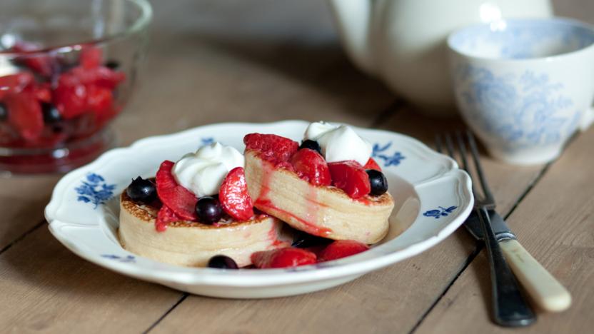 Toasted crumpets and warm spiced berries with yoghurt and honey