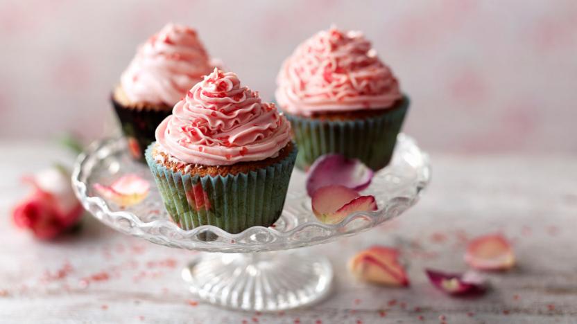 Raspberry and cream cupcakes recipe - BBC Food