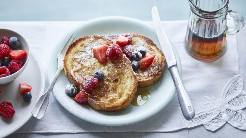 Vegan French toast with berries 