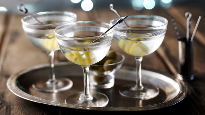 https://ichef.bbci.co.uk/food/ic/food_16x9_832/recipes/vodkamartini_88568_16x9.jpg