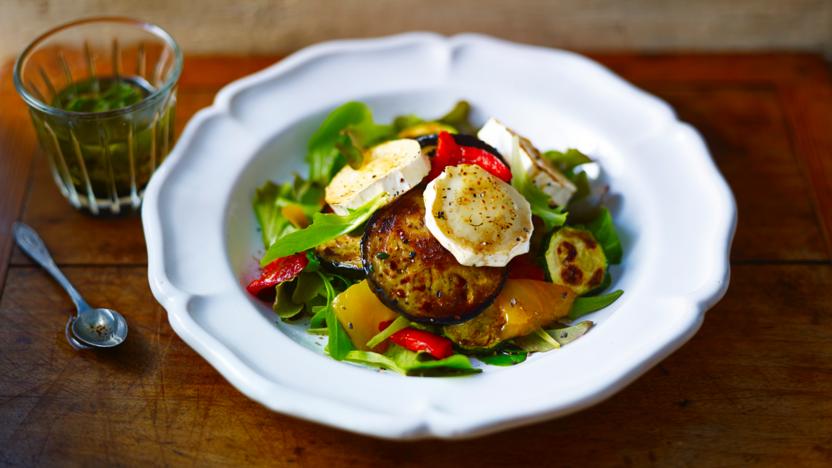 Warm goats' cheese salad