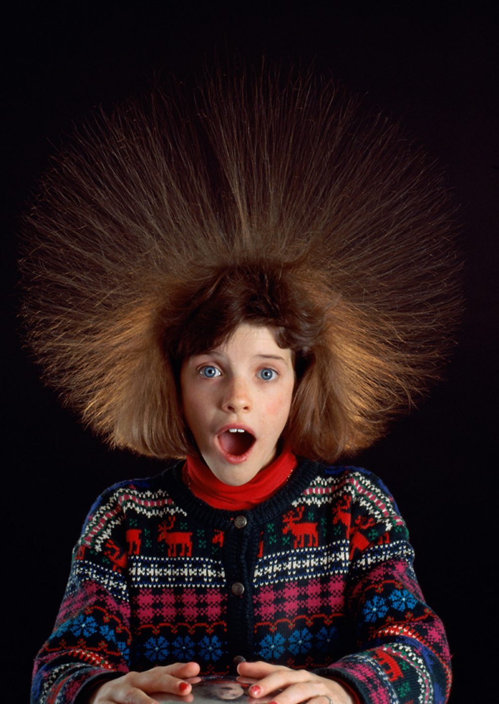 Волосы сильно электризуются. Волосы электризуются. Статическое электричество волосы. Волосы магнитятся. Электризация волос.