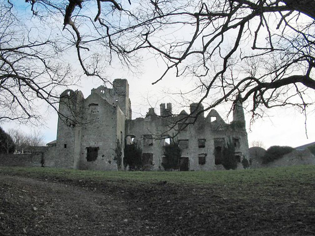 Haunted castles in britain. Haunted Castle перевод.