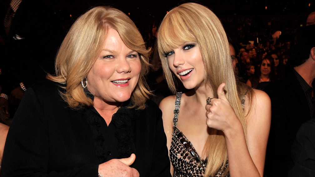 Andrea Swift and Taylor at the 2010 American Music Awards