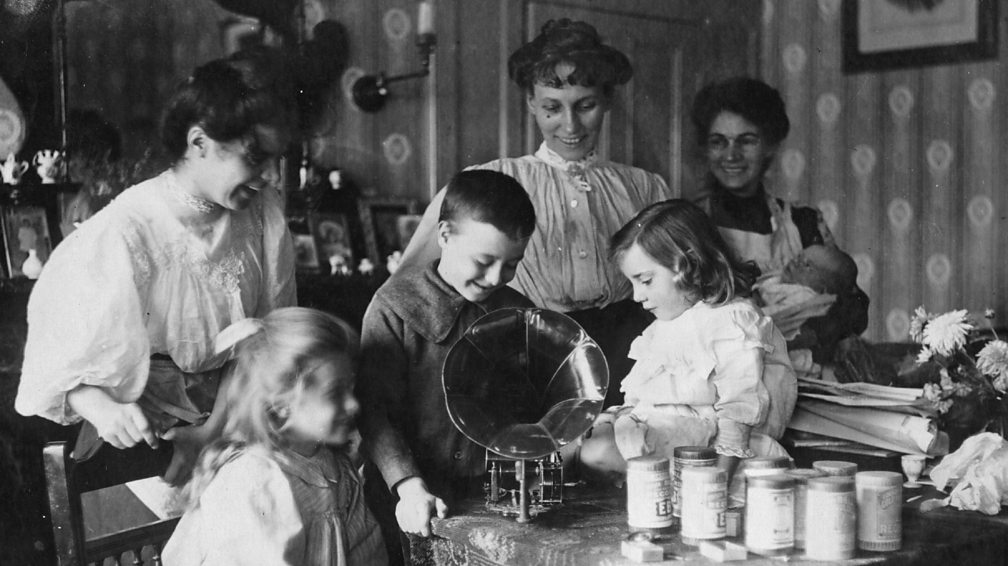 What did women do on the home front in the war? - BBC Bitesize