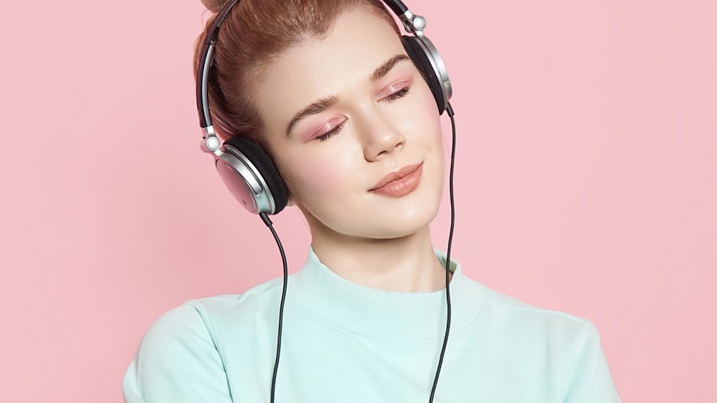 девушка в наушниках на розовом фоне. наушники для девушек. Listen to the music. I stopped listening to music. человек в наушниках.