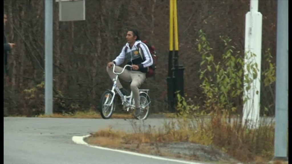 自転車を百数メートル漕ぎ難民申請 欧州北端の国境で cニュース