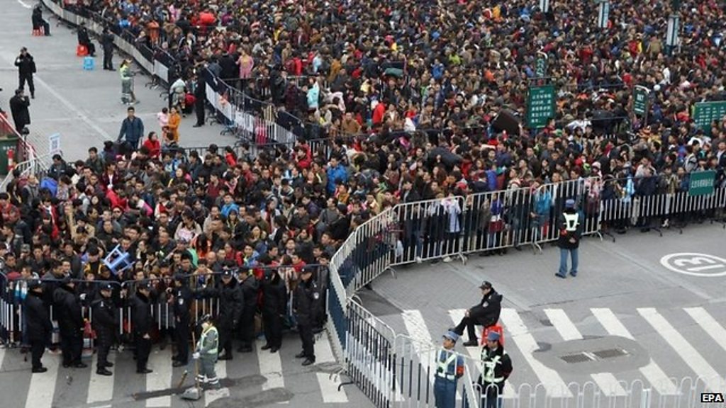 China snow strands 'nearly 100,000' at Guangzhou station ...