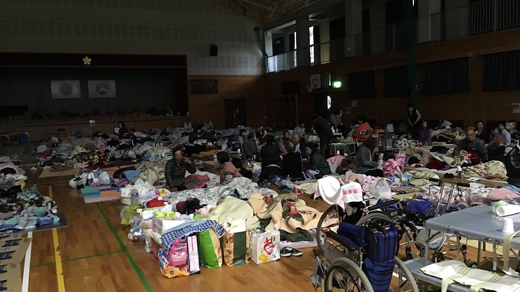 熊本地震 避難所の朝食光景 cニュース