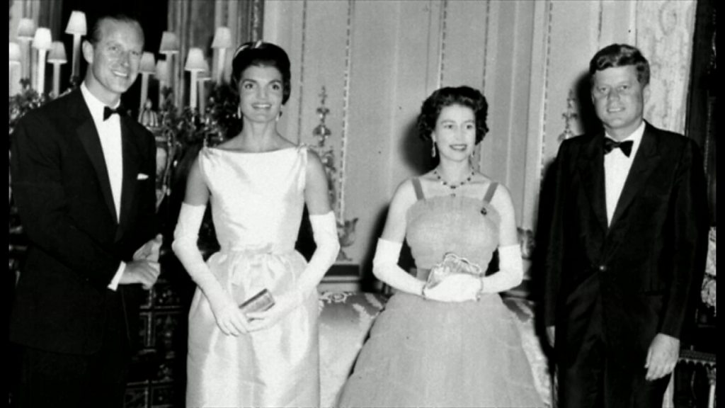 エリザベス女王90歳 64年で12人の米大統領 - BBCニュース