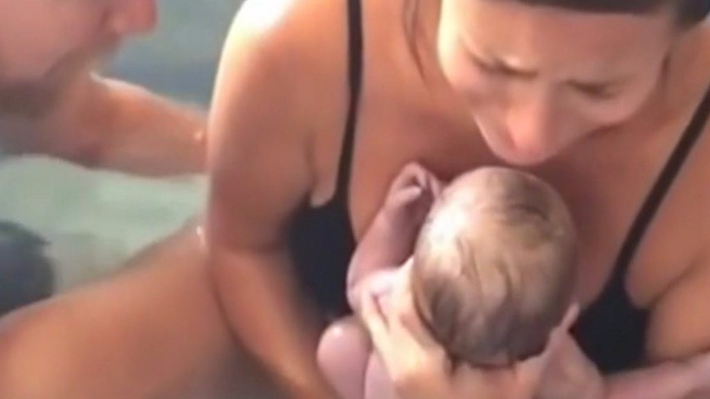 El Increible Parto En El Agua De Una Mujer Que Deja Boquiabiertos A Millones En Internet Bbc News Mundo