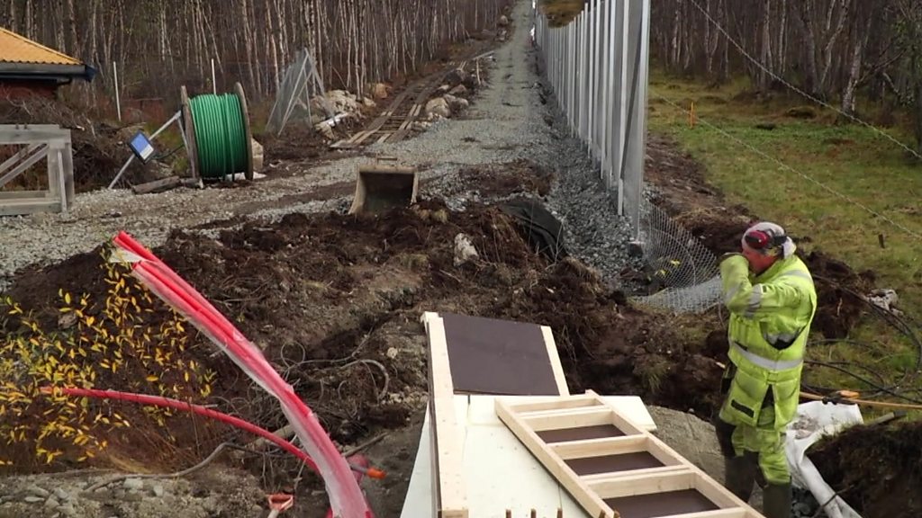 Norwegians laugh at new fence on Russian border - BBC News