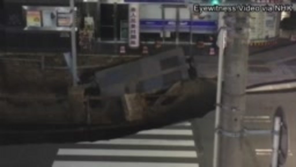 Sinkhole ‪ St Albans sinkhole: Further collapse 'unlikely' - BBC News