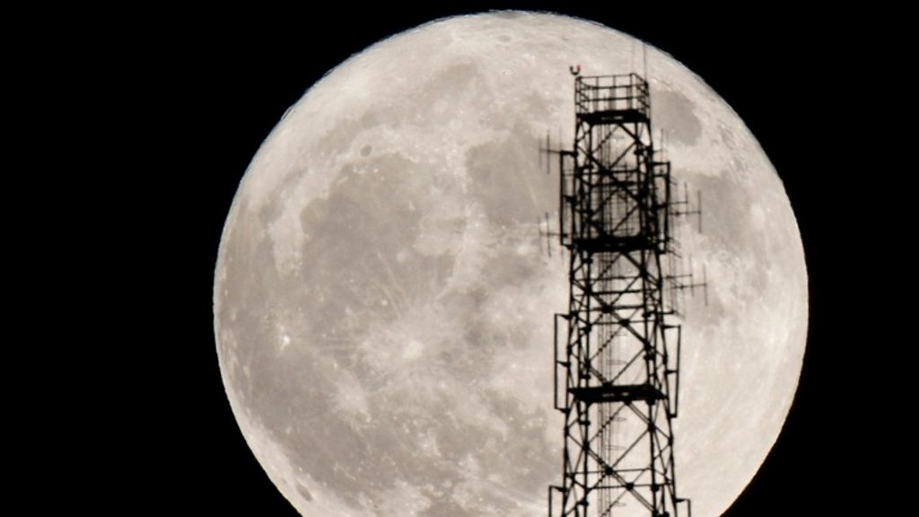 'Supermoon' wows viewers with closest glimpse since 1948 - BBC News