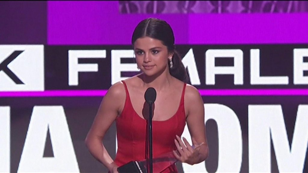 American Music Awards Selena Gomez makes emotional speech BBC News