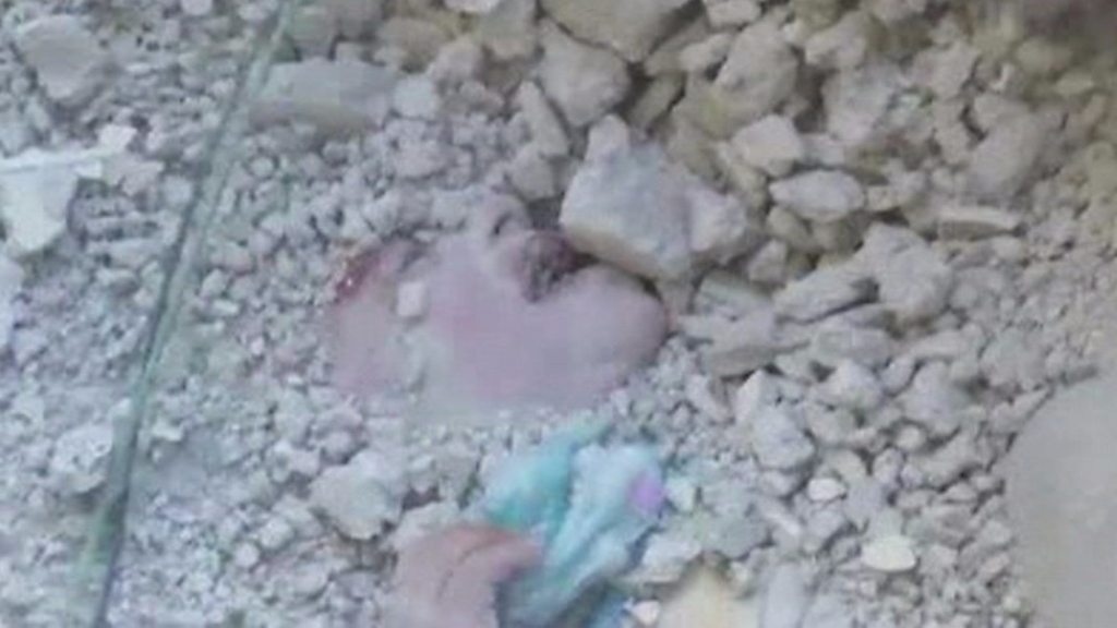 がれきに埋まった少女の救出シーン シリア ダマスカスで cニュース