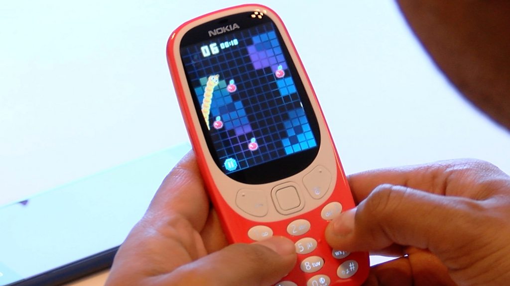 Nokia 3310 mobile phone resurrected at MWC 2017 - BBC News