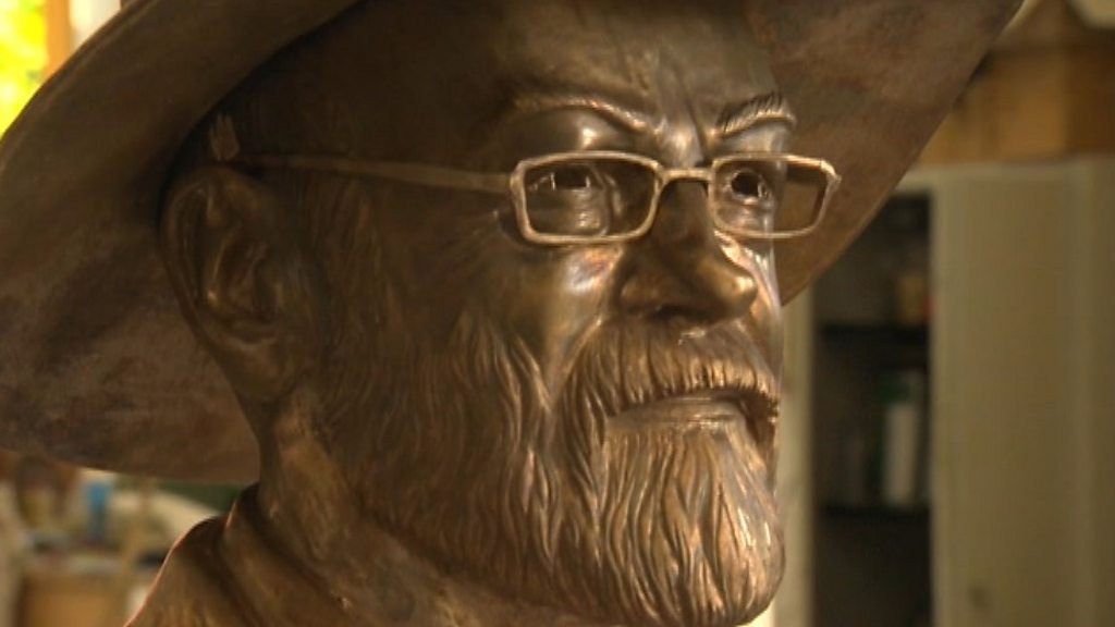 Sir Terry Pratchett Memorial Bust - Paul Kidby